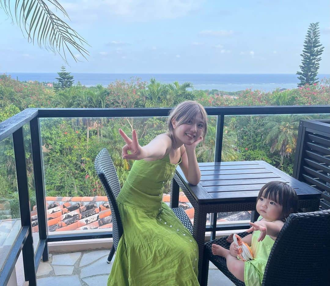 新倉真奈美さんのインスタグラム写真 - (新倉真奈美Instagram)「@shigira.allamanda.resort 🌿  敷地内はとても広くて ゆったりしたリゾート感がありますがウミガメがいたり 沖縄民謡のライブを見れたり 子供と行っても楽しめる場所でした🏖  洋服は色味を揃えてお揃い風に🍐♡」5月29日 20時56分 - mana0809