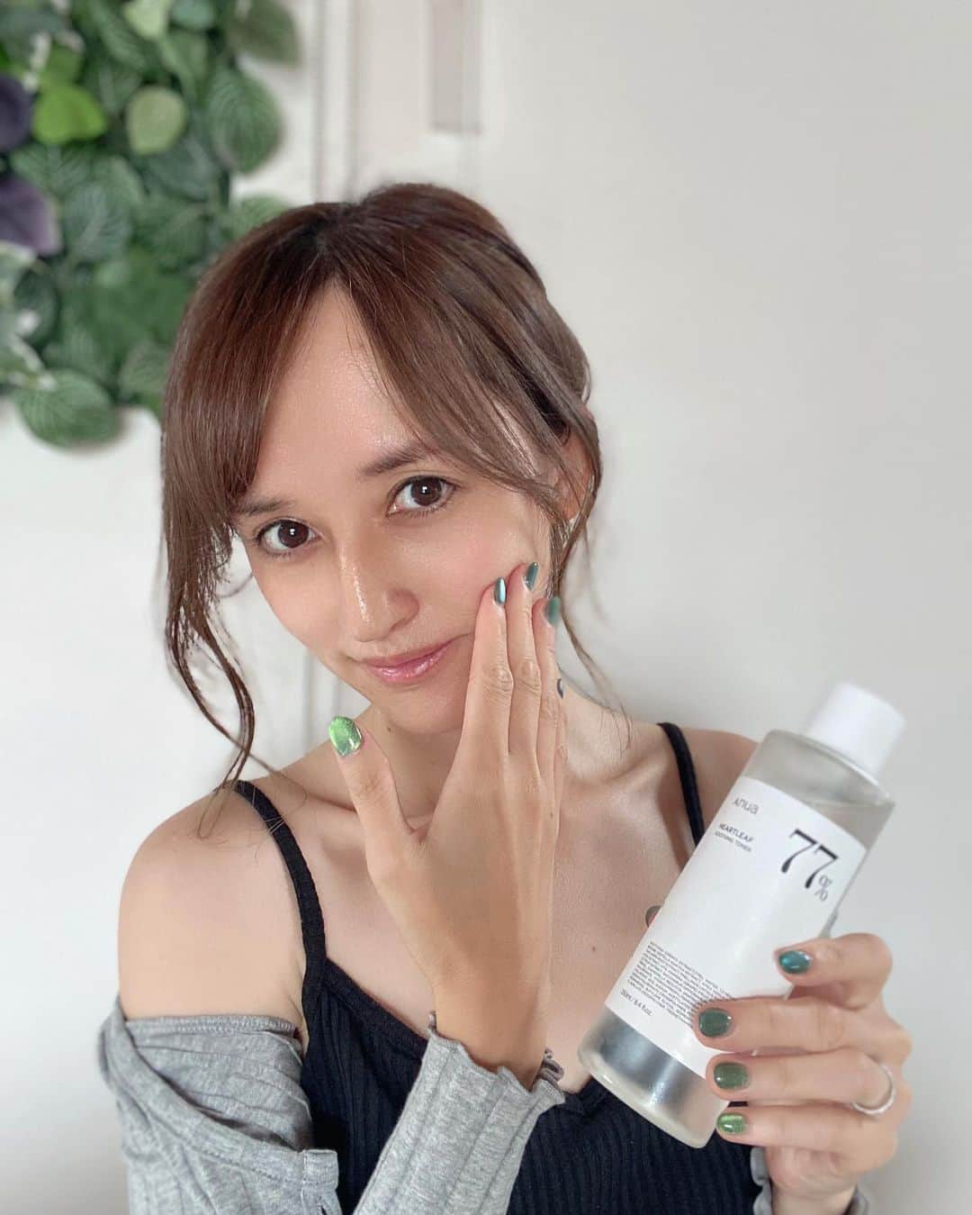のインスタグラム：「肌を健やかに整えるドクダミエキスを77%配合！🌿  Anuaのドクダミ77%  スージングトナー @anua.jp 🌿  美容液が良かったので 化粧水の方も使ってみました！  累計販売個数200万本突破した ベストセラー商品で Qoo10化粧水部門１位も獲っているらしいです😳  軽くとろみのあるテクスチャーで  肌をスッキリ落ち着けて みずみずしくしてくれる✨  敏感肌の人も使える低刺激処方で安心ですよ😌  沢山入っていてコスパも良かったです🎵  @anua.jp　 @anua_japan_review	 @anua_japan_bestreview  #PR #アヌア #anua #スキンケア #韓国スキンケア #ドクダミ77％スージングトナー #ドクダミ化粧水 #ベスコス #メガ割おすすめ #Qoo10メガ割 #韓国コスメ #韓国スキンケア」