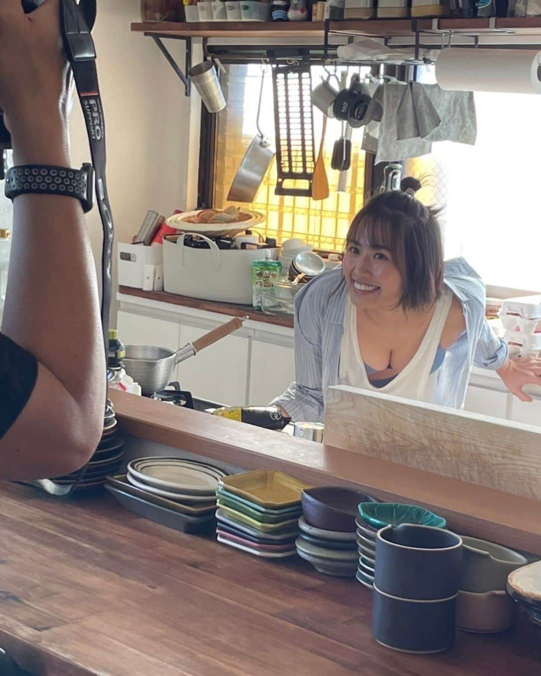 のインスタグラム：「・・  皆さんにお知らせです。  この度私新谷あやか、初のグラビアが、6月5日発売の『週刊プレイボーイNo25.26』に掲載されることになりました👙♡  ・  それと同時にデジタル写真集『見らんでいいと？』も週プレグラジャパ!より発売されます😊  皆さんが写真集出して欲しいって言ってくれたけん実現しました！🙇‍♀️  ・  博多弁✖️グラビアということで、プレイボーイ雑誌についとるQRコードを読み取ってもらえたら、ちょっとアダルティなばりやわとんこつ🍜のショートムービーも見れるけん、ぜひ🙏  #博多弁が聞けるグラビア で、感想ツイートください笑 この動画、結構いい感じにドキドキに撮れとおけんみて(笑)  ・  色んな衣装で色んな表情や雰囲気も引き出してもらえたと思うけん、沼ってくれたら嬉しいです！笑😆  雑誌はコンビニとかでも買えるけん、是非感想をDMしてください😌  ・」