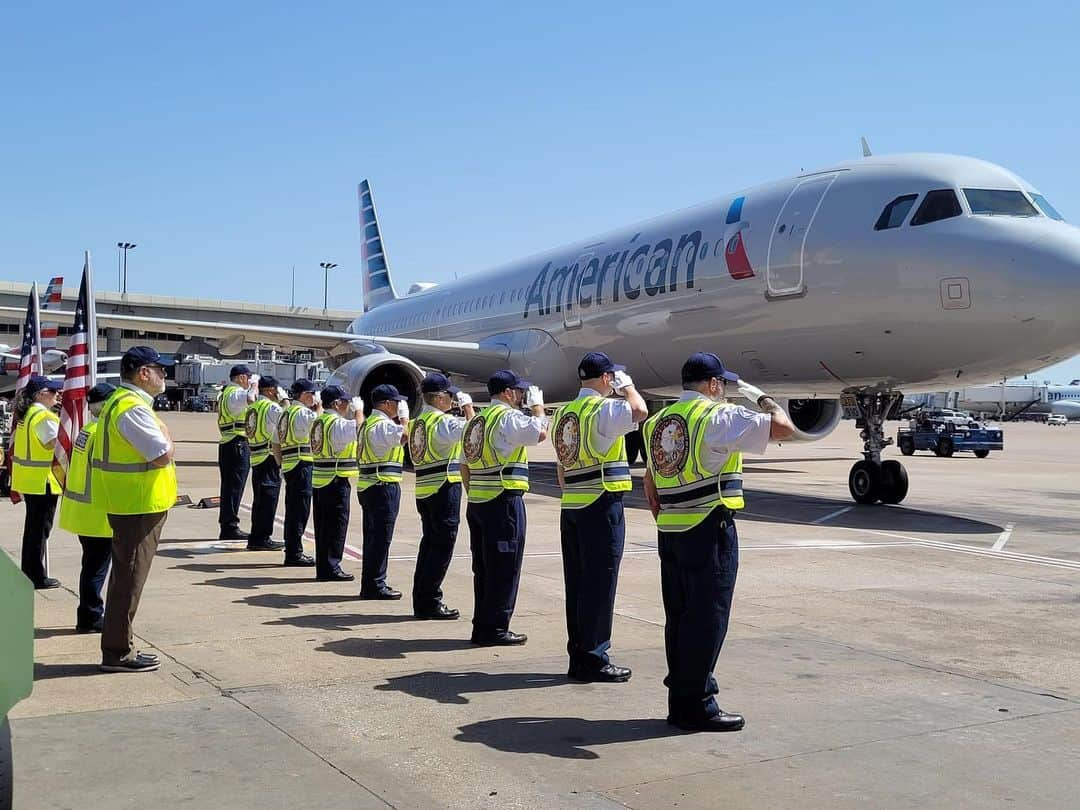 アメリカン航空のインスタグラム：「Today, we pause and remember those who died in selfless service to our nation. It’s because of their sacrifice that we can fly freely around the world, and we’re humbled when we’re able to bring these heroes on their final journey home. #MemorialDay」