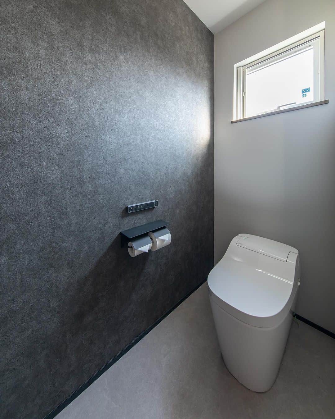 ルポハウス一級建築士事務所さんのインスタグラム写真 - (ルポハウス一級建築士事務所Instagram)「・ ・ ・ モルタル調のクロスが落ち着いた雰囲気を演出するトイレ。 ・ 造作手洗いには、手作りならではの風合いを持つ陶器のボウルを合わせました。 ・ ・ ・ インテリア担当/藤澤佳織 @repos_j  𓐌𓐌𓐌𓐌𓐌𓐌𓐌𓐌𓐌𓐌𓐌𓐌𓐌𓐌𓐌𓐌𓐌𓐌  ルポハウスの施工事例はこちらまで☞ @reposhouse  𓐌𓐌𓐌𓐌𓐌𓐌𓐌𓐌𓐌𓐌𓐌𓐌𓐌𓐌𓐌𓐌𓐌𓐌 #ルポハウス は#ちょっとかっこいい家 を"友人のために" という思いでつくっています。 一生に一度の#マイホーム。 「あなたにしかできない」×「ルポハウスだからできる」で、 私たちだけの#家づくり を思いっきり楽しんでみませんか？！ ・ ・ ・ #住宅 #注文住宅 #新築一戸建て #家づくり計画 #一級建築士事務所 #設計事務所  #滋賀の設計事務所 #トイレ #トイレインテリア #造作手洗い #サンゲツクロス #fe6209 #シンコールクッションフロア #e2146 #陶器ボウル #陶器ボウルの洗面化粧台 #イケアストックホルム #イケア鏡 #ikeamirror」5月29日 21時00分 - reposhouse