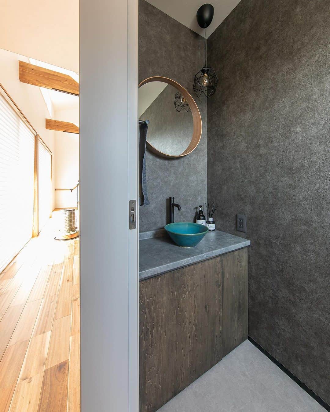 ルポハウス一級建築士事務所さんのインスタグラム写真 - (ルポハウス一級建築士事務所Instagram)「・ ・ ・ モルタル調のクロスが落ち着いた雰囲気を演出するトイレ。 ・ 造作手洗いには、手作りならではの風合いを持つ陶器のボウルを合わせました。 ・ ・ ・ インテリア担当/藤澤佳織 @repos_j  𓐌𓐌𓐌𓐌𓐌𓐌𓐌𓐌𓐌𓐌𓐌𓐌𓐌𓐌𓐌𓐌𓐌𓐌  ルポハウスの施工事例はこちらまで☞ @reposhouse  𓐌𓐌𓐌𓐌𓐌𓐌𓐌𓐌𓐌𓐌𓐌𓐌𓐌𓐌𓐌𓐌𓐌𓐌 #ルポハウス は#ちょっとかっこいい家 を"友人のために" という思いでつくっています。 一生に一度の#マイホーム。 「あなたにしかできない」×「ルポハウスだからできる」で、 私たちだけの#家づくり を思いっきり楽しんでみませんか？！ ・ ・ ・ #住宅 #注文住宅 #新築一戸建て #家づくり計画 #一級建築士事務所 #設計事務所  #滋賀の設計事務所 #トイレ #トイレインテリア #造作手洗い #サンゲツクロス #fe6209 #シンコールクッションフロア #e2146 #陶器ボウル #陶器ボウルの洗面化粧台 #イケアストックホルム #イケア鏡 #ikeamirror」5月29日 21時00分 - reposhouse