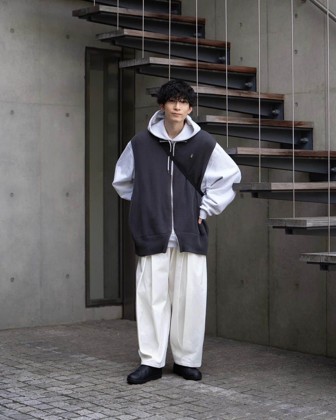 みっきーのインスタグラム：「⁡ ⁡ ⁡ ⁡ トテモ好キナ感ジ◎ ⁡ ⁡ ⁡ hoodie #blurhms #blurhmsrootstock  vest #clesste  pants #sagenation  sneaker #810s #moonstar  bag #baobaoisseymiyake」