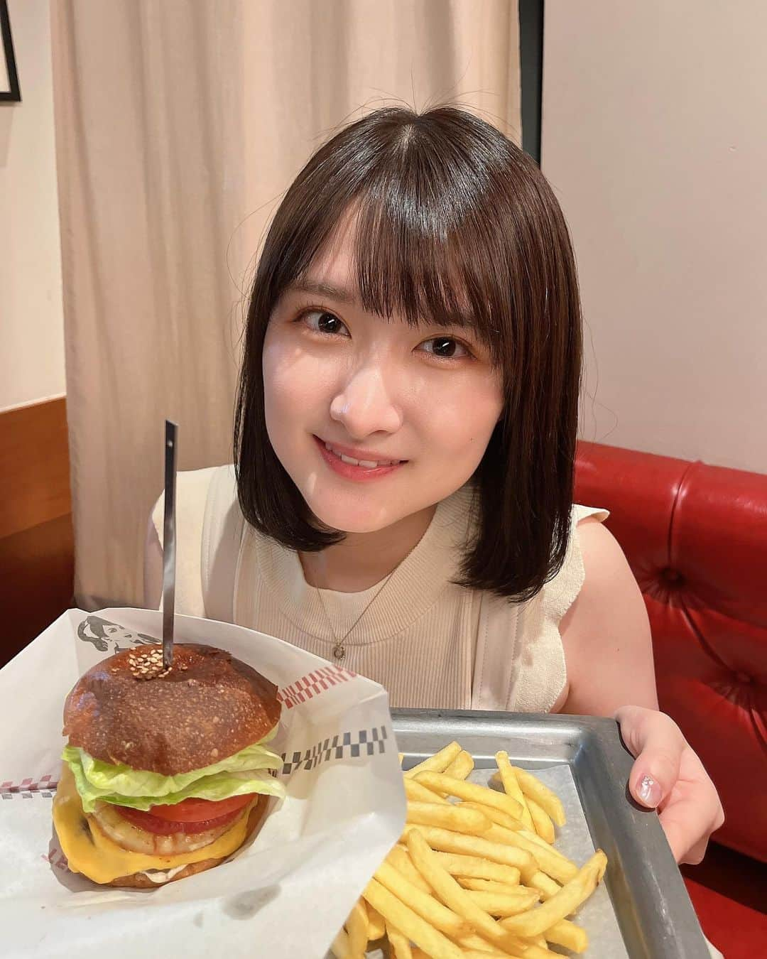 葉月智子さんのインスタグラム写真 - (葉月智子Instagram)「. お腹すいた〜🍔  今日の稽古はたくさん動きました🪄 頭がパンクする〜！ 癖になる振り付け、そして難しい🤨 #Chomostagram」5月29日 21時00分 - tomoko_hazuki_official_