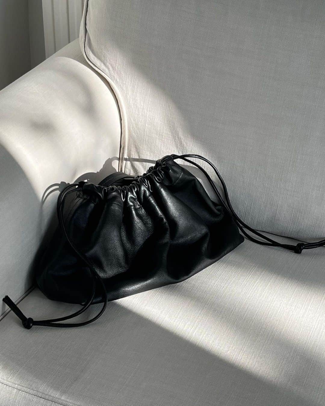 ARKETさんのインスタグラム写真 - (ARKETInstagram)「@theoffdutyedit capturing our Gathered Leather Pouch in black. This clutch bag has a drawstring closing from both sides. Crafted from leather that has undergone a chrome-free tanning process. Explore all of our bags: link in bio. - #ARKET」5月29日 21時01分 - arketofficial