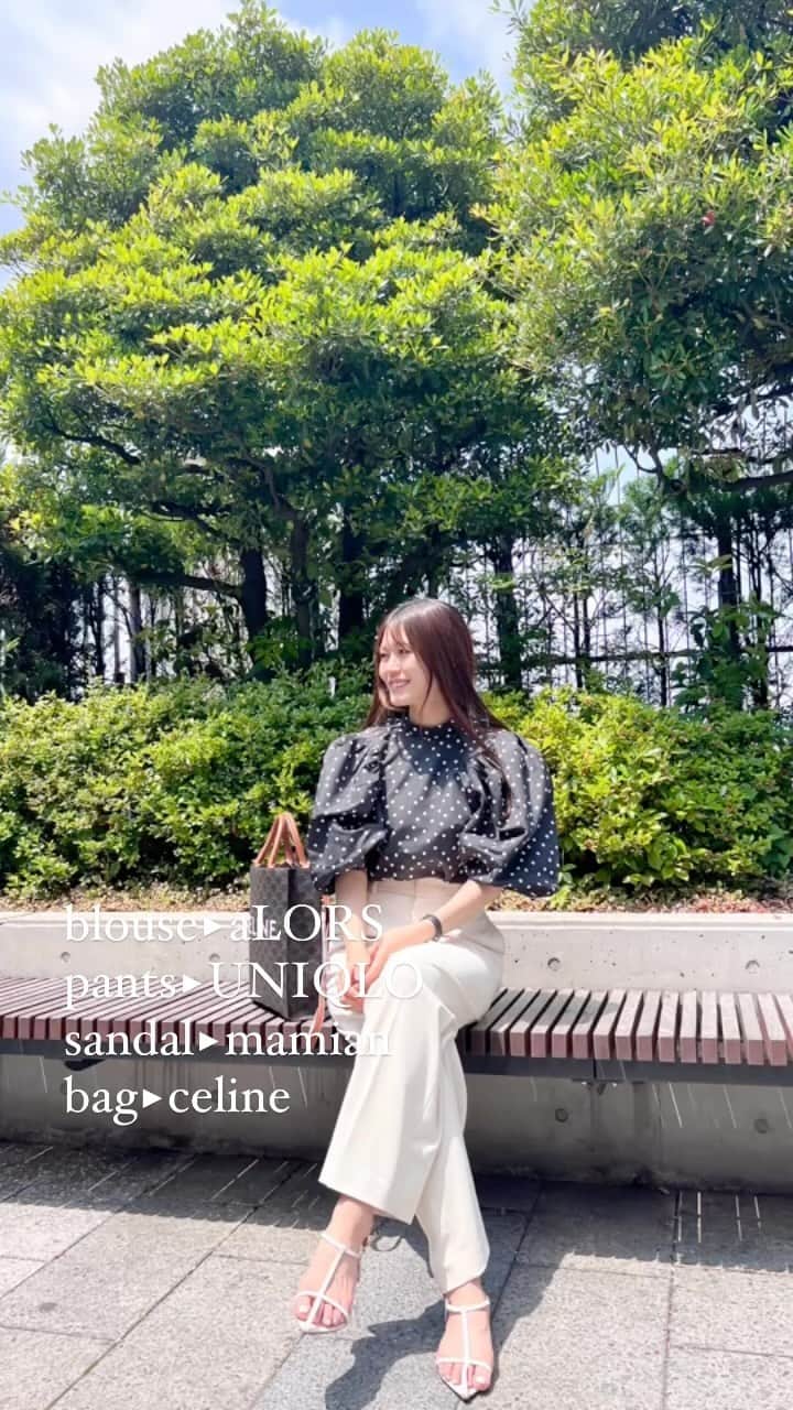 のインスタグラム：「2023.5.29  梅雨入りですね☔️  雨も大事やとは思いつつも、 雨が降ってると色々段取り変わってくるよね〜🙄  blouse▸ @alors_parisfr  pants▸ @uniqlo #タックワイドパンツ sandal▸mamian bag▸ @celine  この写真、 スカイツリーのふもとで撮ったんやけど、 気づいてくださったフォロワーさんがいました♡  東京の旅については ブログに載せてます✍️  #ママコーデ#夏コーデ#ユニクロ#ソラマチ #シンプルコーデ#ドットブラウス #アラフォーママ」