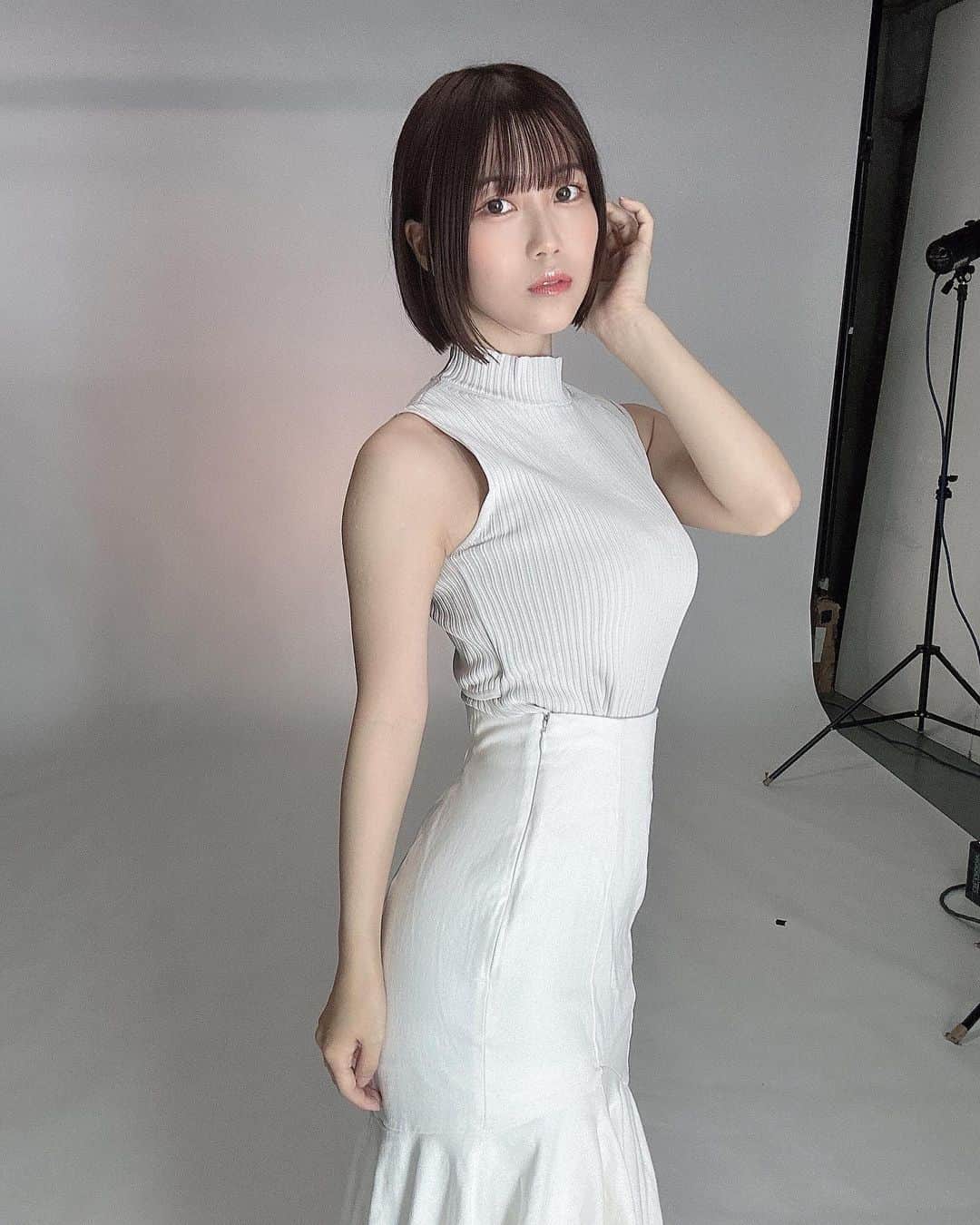 のインスタグラム：「清楚系？ . . . . #ボブ #ショートヘア #ホワイト #white #宣材撮影 #撮影 #グラドル」