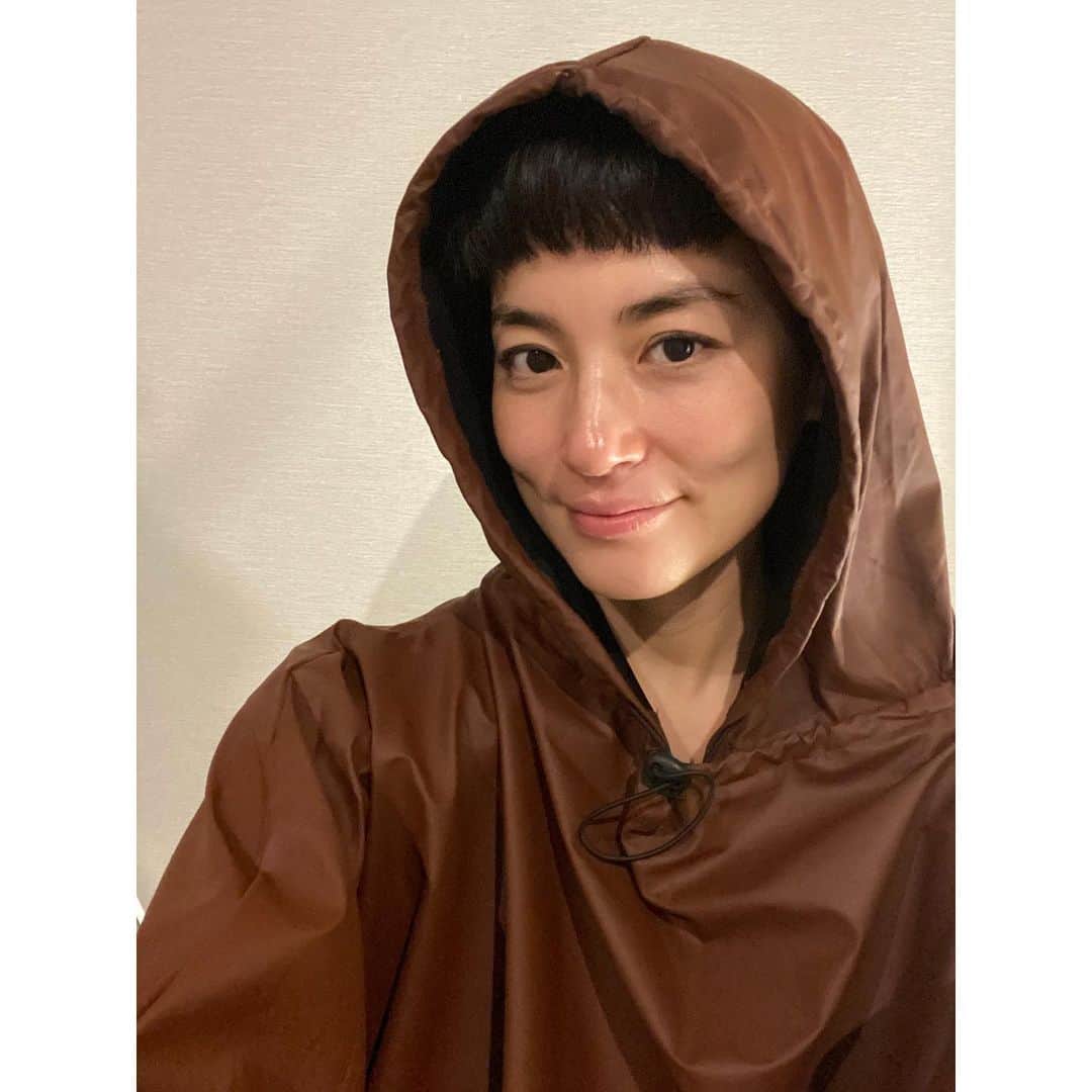 桃生亜希子のインスタグラム：「今日は、ビオスチームというものを体験しに茅ヶ崎の　@lua_chigasaki まで行ってきたよ。🌕 　 　ビオスチームとはシンプルに言うと、よもぎ蒸しの進化型？になるのかな？ 　 　よもぎ以外にも沢山の発酵させたハーブ🌿が使用され、 　食べても大丈夫なくらい素材にも気を遣っているそう。(実際ピンクのミキという粉末を舐めさせていただいたら、甘くてさつまいもみたいな味でとても美味しかった！)    　お鍋や座る椅子等、細かいところにも　すごく配慮されていて心地よかったな。✨ 　 　　膣は他の身体の部位に比べ、吸収率が40倍だ。　 って、前にどこかで読んだことがある。 　考えてみると、凄いことだ！！！  　それだけの吸収率なら、良いものを取り入れれば　素晴らしく効果的なのも納得できる。✨🌿✨  　今までみんな無頓着だったけれど、最近はオーガニックな布や紙ナプキン、ニノケアやデリケートゾーン専用のオイルやプロダクトが注目されるようになったね。 　すごく良いことだと思う。  　「SELF LOVE」と謳われる最近。 　自分の大切な身体を芯から温め、労ってあげる時間もとても大事だなぁ。と思う。🌼  　最後は、汗が体中から噴き出て蒸されて　茹で蛸🐙状態！😆 　 　お水を沢山飲んで、お肌もツルツル身体も心もリラックスしたよ。✨ 　 　えみさん　@emitiger 、素敵な出会いをありがとうございました。🌙🙏❤️」
