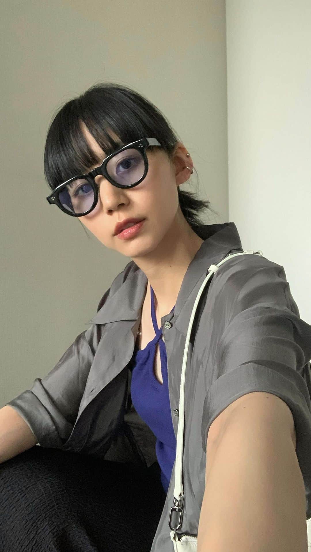 Shiho Sasakiのインスタグラム：「outfit🕶️  tops @domenicoandsavio  shirt @shop_amomento  skirt @m_moussyofficial  sneakers @hoka_japan  bag @gu_de_official  eyewear @eyevan_official   #私服 #夏服コーデ」