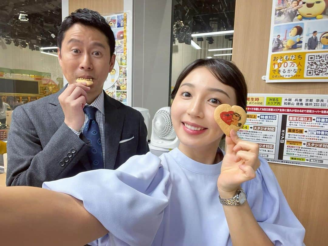 野嶋紗己子さんのインスタグラム写真 - (野嶋紗己子Instagram)「Happy Monday!!!  河田アナが「これめちゃ美味いな！」ともぐもぐ食べていたのは #らいよんチャン ２０周年記念クッキー😊🌸   6月2日で誕生日迎えるらいよんチャン！ #よんチャンTV でもプレゼントキャンペーンしてます。 今週も頑張りましょう！  #mbs#アナウンサー#プレゼントキャンペーン」5月29日 21時13分 - nojima_sakiko