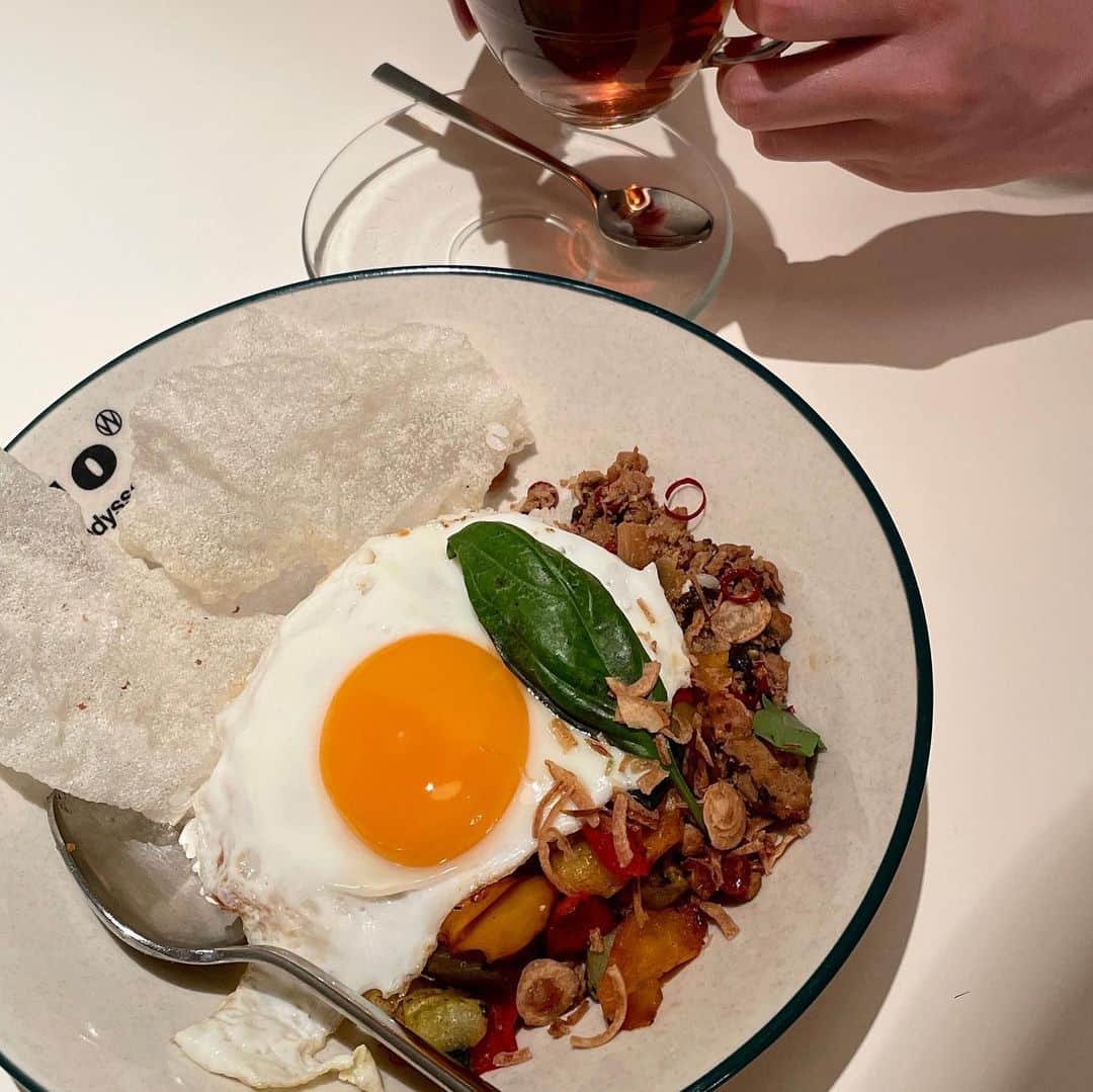 WIRED CAFEのインスタグラム：「ワイアードのガパオ🇹🇭 なんとなくいつも、カレーみたいにご飯とおかずを少しずつミックスして食べてたのですが……  この前、WIREDのフード開発チームから 「あれ、ぐちゃぐちゃに混ぜて食べると絶品なんだよ。。」と教えてもらいました🤫　 いいこと聞きました。  横のぱりぱりのアレも恐れずに混ぜてみます。 ぜひ🤫」