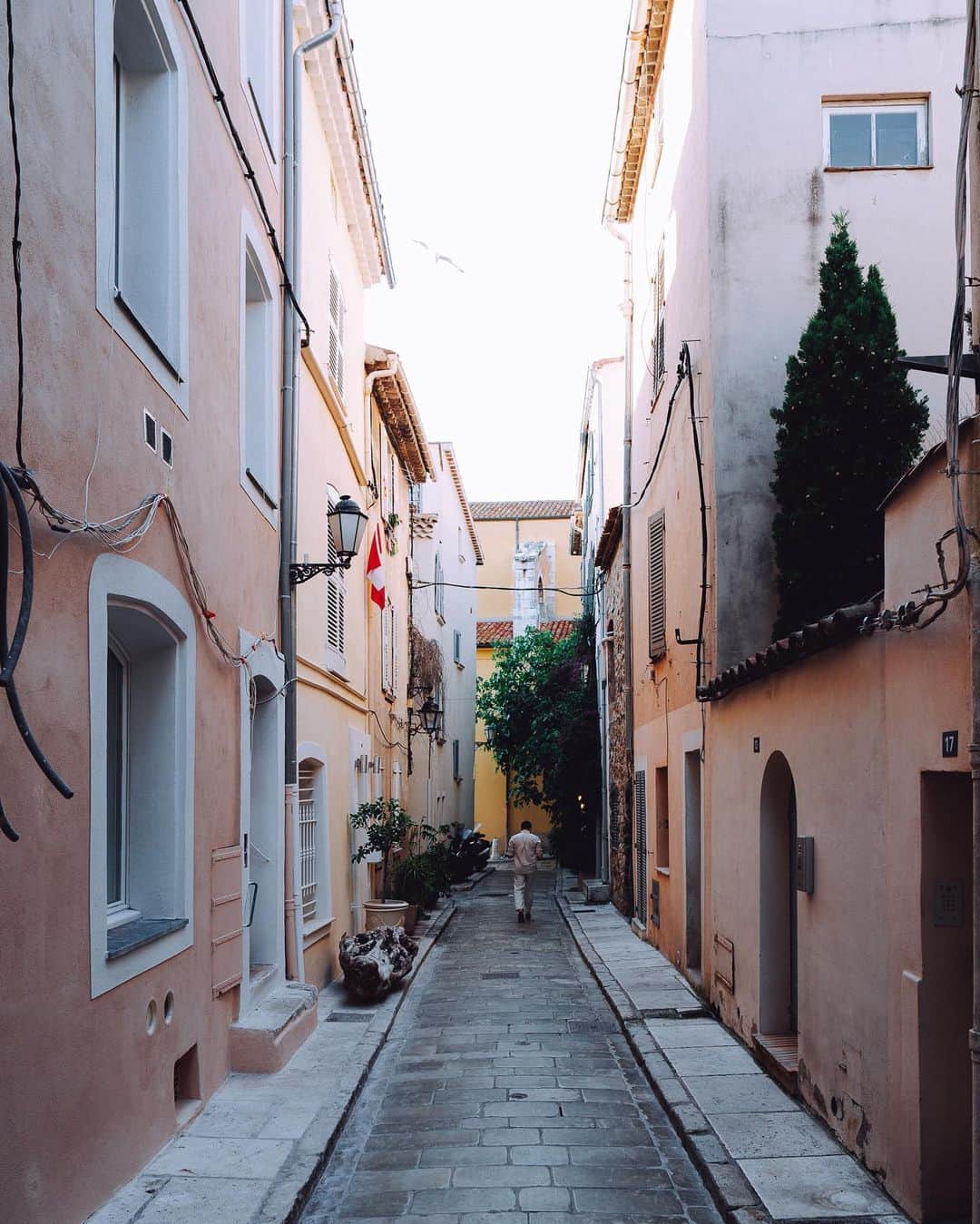 Thomas Kakarekoさんのインスタグラム写真 - (Thomas KakarekoInstagram)「Back on the streets, this time in Saint-Tropez. From sun-drenched facades to the vibrant buzz of coastal life. Each photo a new chapter in my journey 📸🌊 #sainttropez」5月29日 21時06分 - thomas_k