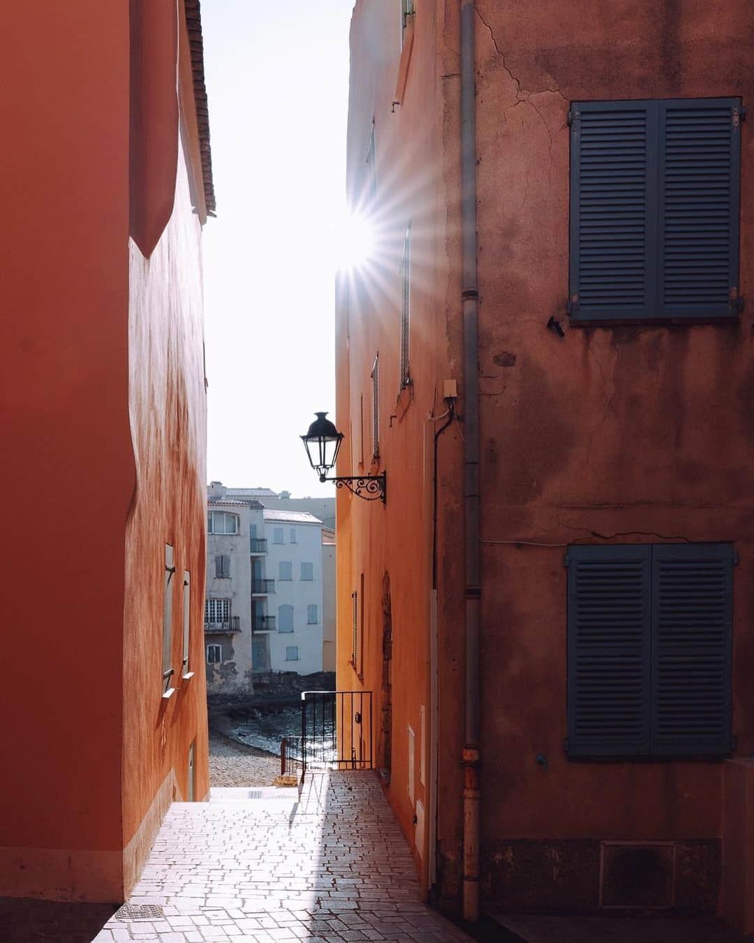 Thomas Kakarekoのインスタグラム：「Back on the streets, this time in Saint-Tropez. From sun-drenched facades to the vibrant buzz of coastal life. Each photo a new chapter in my journey 📸🌊 #sainttropez」