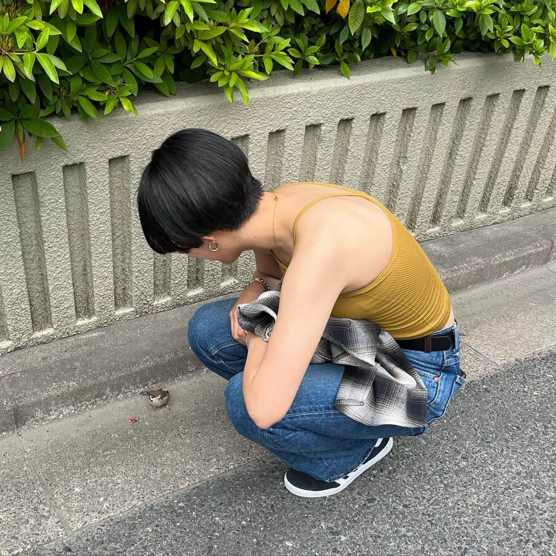 yurinasiaのインスタグラム：「雀可愛🪽 📷 @cocoroyen   ユニクロのセールで買ったトップス使いやすiii」