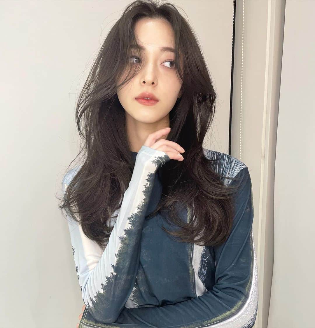原涼香のインスタグラム：「大人気グレージュ🩶🩶 に #레이어드컷 が今っぽ韓国スタイル🫶🏻🇰🇷 ㅤㅤㅤㅤㅤㅤㅤㅤㅤㅤㅤㅤㅤ おすすめmenu♡ ☑︎カット ☑︎プレミアムケアカラー ☑︎HITAトリートメント ㅤㅤㅤㅤㅤㅤㅤㅤㅤㅤㅤㅤㅤ ㅤㅤㅤㅤㅤㅤㅤㅤㅤㅤㅤㅤㅤ  #SHIMA#韓国ヘア#韓国スタイル#レイヤーカット#ワンホンヘア#ワンホン#ダークトーン#網紅#初カラー#暗髪#ベージュカラー#ラベンダーカラー#グレージュ#オリーブカラー#透明感カラー#銀座美容院#銀座美容室#美容師#시스루뱅#레이어드컷#koreanhair」