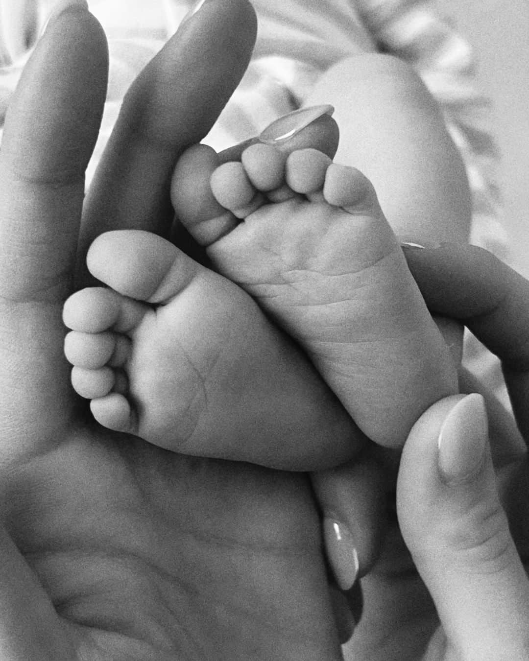 エミ・レナータさんのインスタグラム写真 - (エミ・レナータInstagram)「健康で元気な女の子が産まれました 💗 みなさん、私たちの小さなイザベラです！  私たちの小さな女の子をこの世に迎え入れ、感謝と祝福の気持ちでいっぱいです。 彼女は私たちを驚かせようと予定よりも2週間前に生まれました❤️  この特別でスペシャルな時。出産はそれほど簡単ではなく、時間がかかりましたが、私に安心感を与えてくれた素晴らしい医師チームと常に私の側を離れずに安心感を与え、前向きでいて、最も愛情深く、強く、忍耐強い私のパートナーがいてくれました。🙌  私たちが彼女を自分の子と呼ぶことができて、彼女も私たちを彼女の父母と呼ぶことができて、なんて幸運！ ✨🙏🏼💗 今、2人の子供の母親になれて、私たちの家族が完成したことをとても幸せです! 🙏🕊️ . She’s here, and she’s perfect 💗 Everyone, meet our little Isabella!   Feeling grateful and blessed as we welcome our little baby girl into the world! She arrived 2 weeks earlier to surprise us ❤️  The deliver was not so easy and took a while, but I had an incredible team of doctors who made me feel safe and the most loving, strong and patient partner who never left my side, always making me feel secure and trying to keep me positive during this special but particular time. 🙌  How lucky we are to get to call her ours and she gets to call us hers. ✨🙏🏼💗 I’m so happy to be a mom of two now and our family is complete! 🙏🕊️  #ハッピーベイビー #産後 #新生児 #母性 #エミレナータ #ニューママ #スイートベイビー #happybaby #postpartum #newbornbaby #motherhood #emirenata #newmom #sweetbaby」5月29日 21時07分 - emi_renata