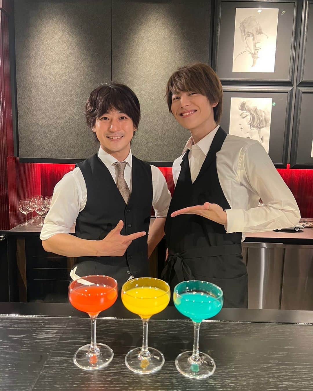 山崎大輝のインスタグラム：「カクナイ、フレアバーテンダーのテツさんにお越しいただきました…！ 凄まじいパフォーマンスでした。 ありがとうございました…！✨」
