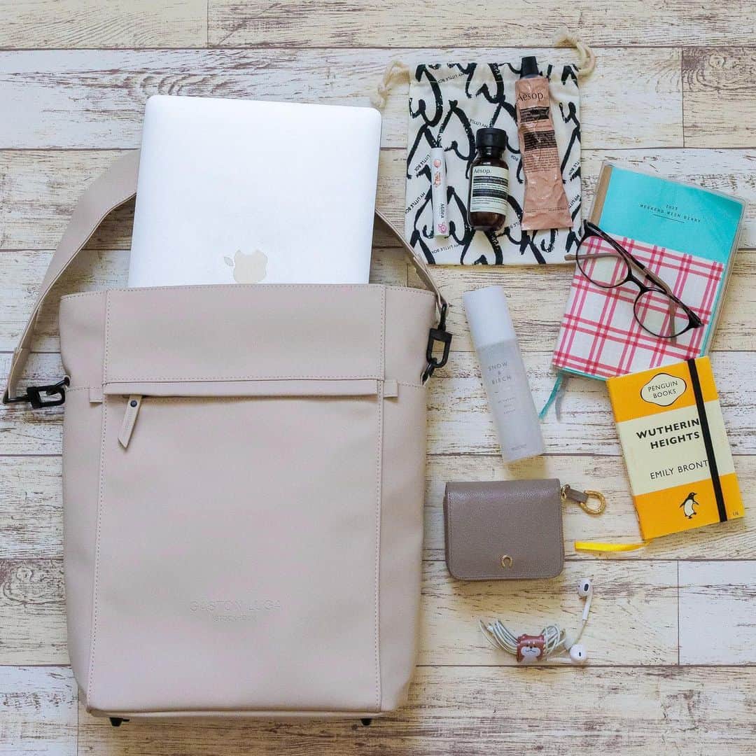 sayoko_betseyさんのインスタグラム写真 - (sayoko_betseyInstagram)「What's in my bag? ⁡ ⁡ 鞄と中身の紹介🧳🐿 ⁡ Bag: Tåte  Cloud Cream @gastonluga ⁡ しばらく使ってみて思った事✎ クリーム色で汚れがついたら気になるなぁと心配だったけど、防水性素材なので軽く水拭きしたらすぐ綺麗になる！ よく汚すので、安心だ。笑 お洒落なお仕事Bagにもなるので助かってます💻 ⁡ 割引コードありますのでどうぞ❤︎ ✔︎公式サイトで使える15%offディスカウントコードです→ 　betsey（7月3日まで有効） ✔︎送料無料 ✔︎公式オンラインストア　https://gastonluga.com/jp/ ⁡ ⁡ ⁡ glasses: @zoff_eyewear  仕事時持ち歩いてるzoff(ブルーライトカット用にレンズ交換) 目の疲れが軽減した感じがしてる👓 ⁡ skin lotion: @naturalisland_official 雪と白樺。 乾燥した時に吹きかけたり、ブースターとして使ってるんだけど、これ使ってからだと美容液の浸透も良い感じがして、お肌モチモチ。パッケージも好き🌿 ⁡ ⁡ そして私まだコード式のイヤホン使ってて、時々恥ずかしいけど🫣　素敵なカフェとかで堂々と柴犬コードホルダーから外し、颯爽と身に付けてます。笑 ⁡ ⁡ ⁡ ⁡ #GastonLuga #ガストンルーガ #バックパック#Carryyourlifeeffortlessly #ショルダートート #トーテ #サステナブル #リサイクル素材 #カバンの中身 #美容 #ブースター」5月29日 21時10分 - sayoko_betsey