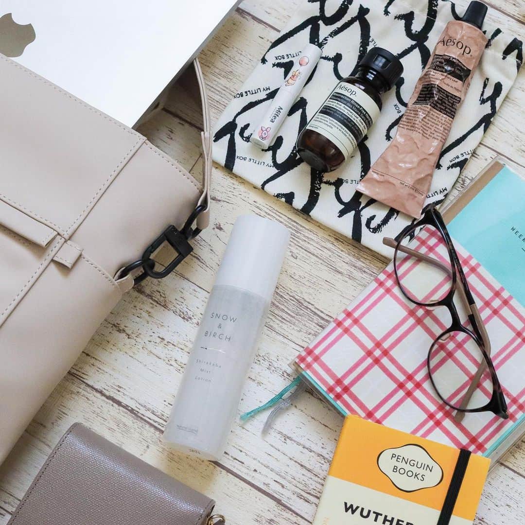 sayoko_betseyさんのインスタグラム写真 - (sayoko_betseyInstagram)「What's in my bag? ⁡ ⁡ 鞄と中身の紹介🧳🐿 ⁡ Bag: Tåte  Cloud Cream @gastonluga ⁡ しばらく使ってみて思った事✎ クリーム色で汚れがついたら気になるなぁと心配だったけど、防水性素材なので軽く水拭きしたらすぐ綺麗になる！ よく汚すので、安心だ。笑 お洒落なお仕事Bagにもなるので助かってます💻 ⁡ 割引コードありますのでどうぞ❤︎ ✔︎公式サイトで使える15%offディスカウントコードです→ 　betsey（7月3日まで有効） ✔︎送料無料 ✔︎公式オンラインストア　https://gastonluga.com/jp/ ⁡ ⁡ ⁡ glasses: @zoff_eyewear  仕事時持ち歩いてるzoff(ブルーライトカット用にレンズ交換) 目の疲れが軽減した感じがしてる👓 ⁡ skin lotion: @naturalisland_official 雪と白樺。 乾燥した時に吹きかけたり、ブースターとして使ってるんだけど、これ使ってからだと美容液の浸透も良い感じがして、お肌モチモチ。パッケージも好き🌿 ⁡ ⁡ そして私まだコード式のイヤホン使ってて、時々恥ずかしいけど🫣　素敵なカフェとかで堂々と柴犬コードホルダーから外し、颯爽と身に付けてます。笑 ⁡ ⁡ ⁡ ⁡ #GastonLuga #ガストンルーガ #バックパック#Carryyourlifeeffortlessly #ショルダートート #トーテ #サステナブル #リサイクル素材 #カバンの中身 #美容 #ブースター」5月29日 21時10分 - sayoko_betsey