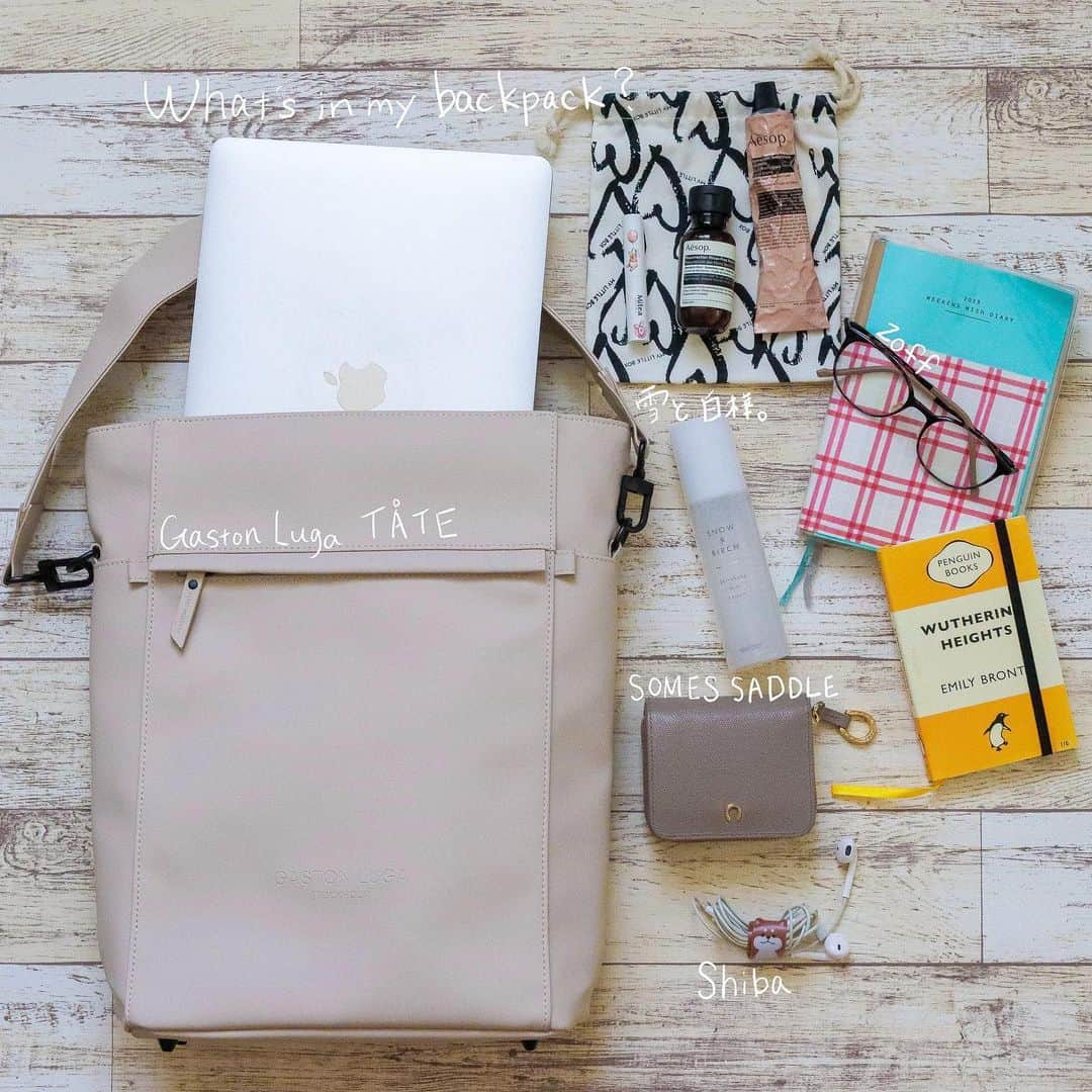 sayoko_betseyさんのインスタグラム写真 - (sayoko_betseyInstagram)「What's in my bag? ⁡ ⁡ 鞄と中身の紹介🧳🐿 ⁡ Bag: Tåte  Cloud Cream @gastonluga ⁡ しばらく使ってみて思った事✎ クリーム色で汚れがついたら気になるなぁと心配だったけど、防水性素材なので軽く水拭きしたらすぐ綺麗になる！ よく汚すので、安心だ。笑 お洒落なお仕事Bagにもなるので助かってます💻 ⁡ 割引コードありますのでどうぞ❤︎ ✔︎公式サイトで使える15%offディスカウントコードです→ 　betsey（7月3日まで有効） ✔︎送料無料 ✔︎公式オンラインストア　https://gastonluga.com/jp/ ⁡ ⁡ ⁡ glasses: @zoff_eyewear  仕事時持ち歩いてるzoff(ブルーライトカット用にレンズ交換) 目の疲れが軽減した感じがしてる👓 ⁡ skin lotion: @naturalisland_official 雪と白樺。 乾燥した時に吹きかけたり、ブースターとして使ってるんだけど、これ使ってからだと美容液の浸透も良い感じがして、お肌モチモチ。パッケージも好き🌿 ⁡ ⁡ そして私まだコード式のイヤホン使ってて、時々恥ずかしいけど🫣　素敵なカフェとかで堂々と柴犬コードホルダーから外し、颯爽と身に付けてます。笑 ⁡ ⁡ ⁡ ⁡ #GastonLuga #ガストンルーガ #バックパック#Carryyourlifeeffortlessly #ショルダートート #トーテ #サステナブル #リサイクル素材 #カバンの中身 #美容 #ブースター」5月29日 21時10分 - sayoko_betsey