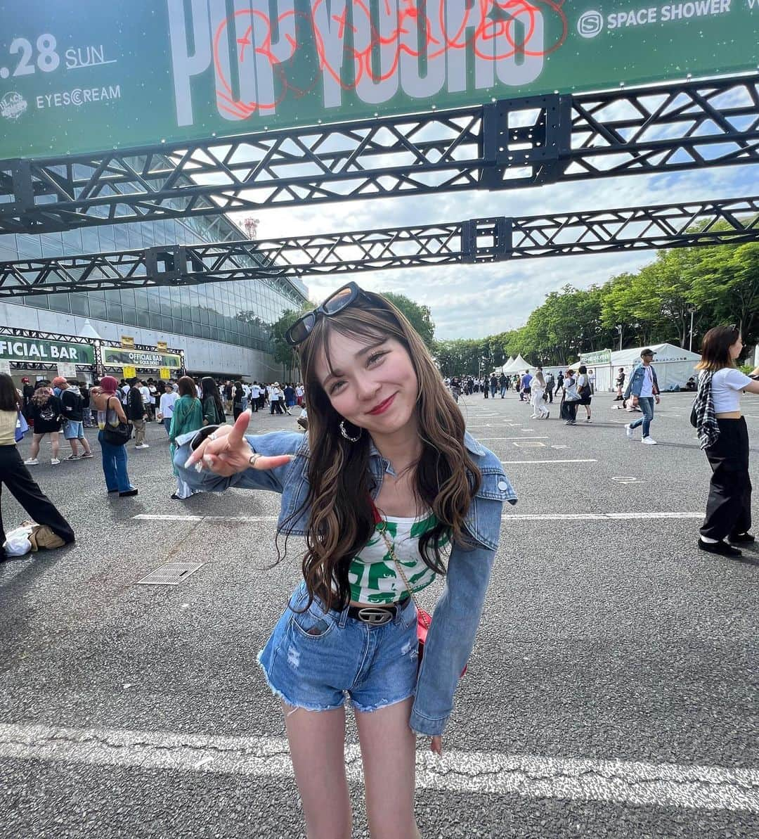 高畑麻優さんのインスタグラム写真 - (高畑麻優Instagram)「POP YOURS DAY2 🩵🩷  HIPHOP改めてダイスキだな〜って感じた1日でした😮‍💨🩷 大好きなLANAちゃん近くで見れて幸せだった、、🩷  どこのタトゥーシールー？？って 沢山質問頂いてたので載せとくねー！👍🏻👍🏻  フォロー＆DMで「月が綺麗ですね」って送ると 15%offクーポン貰えちゃうらしい🤫🩵 肌に一番近いおまじないだーね！🩷」5月29日 21時10分 - 04__m.aa