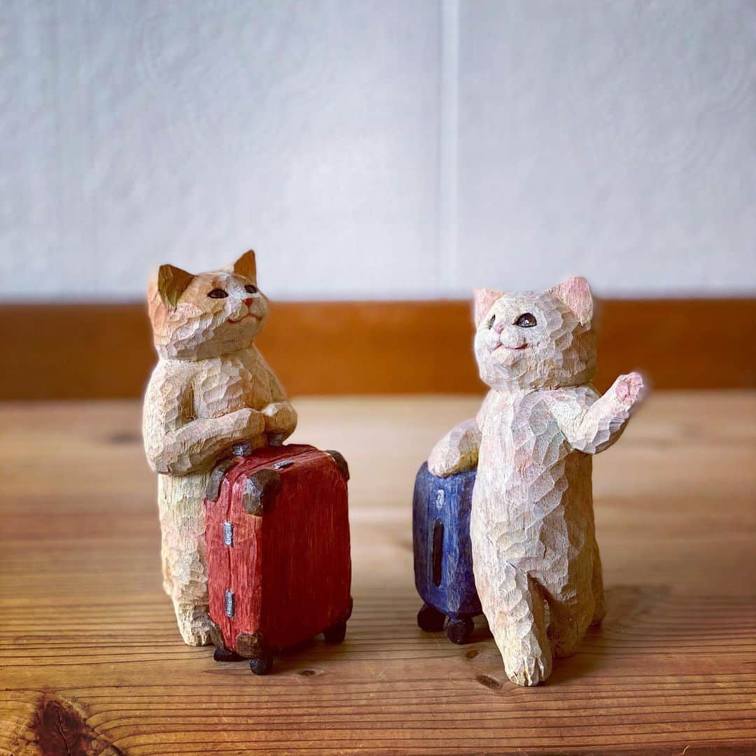 花房さくらさんのインスタグラム写真 - (花房さくらInstagram)「大きなスーツケースには、希望と期待とちょっぴりの不安が詰まっているのです。  初めての海外旅行、どこへ行きましたか？  #猫は時として旅をする #cat #sculpture #hanafusasakura」5月29日 21時10分 - sakura_hanafusa