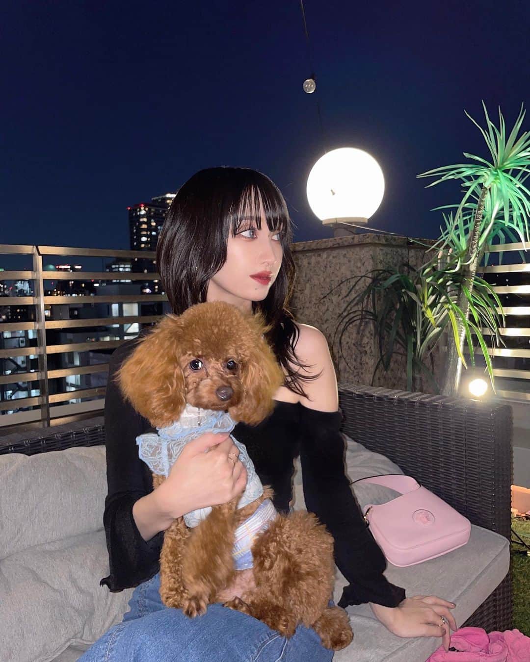 okamotosayaka のインスタグラム：「🧸‪🤎 . . . . . . . . .  . code#ootd#toypoodles#longhair#makeup#blackhair#longhair#愛犬#愛犬とお出かけ#ロングヘア#黒髪#黒髪ロング#トイプードル#トレンチコート#愛犬大好き#トイプードル男の子#カラコン#ドッグカフェ#デニムスカート」