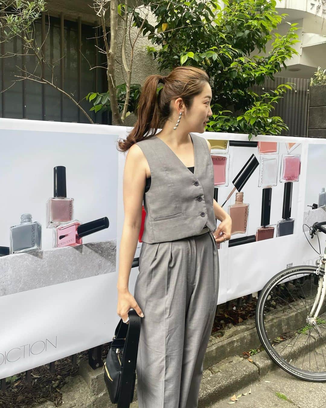 mina hinokuchiのインスタグラム：「. ワンハンドルで持てるシンプルバック。 太めのハンドルがポイント♡  まだ夏になったばかりだけど 秋の会議してたらジャケット欲ふつふつ🍁  . #Chico #チコ #salonbychico #セットアップ」