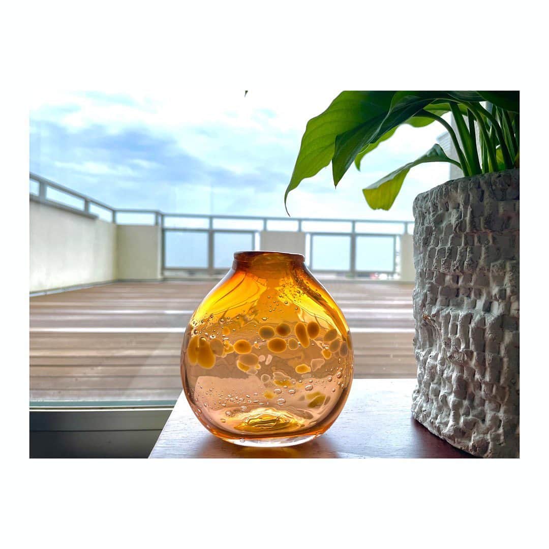 のインスタグラム：「@glassart.ruri さんの所で 吹きガラス体験してきました✨ めちゃくちゃ可愛い花瓶が出来上がってしまったぁぁぁ🤩 早くお花を飾りたい💐  #吹きガラス #吹きガラス体験 #大石参月」