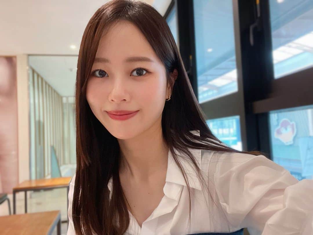 ハンナミのインスタグラム：「히히 🌞☁️  巻くのが面倒じゃなくて ストレートヘアが気分 :)」