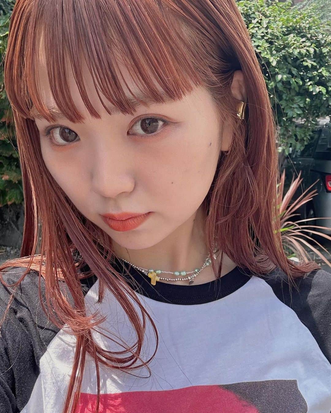 Momoのインスタグラム：「. カラーは相変わらずのピレンジ♡ 最近はピンクがちょっと濃いめが 気分です＾＾ . ブリーチなしのダブルカラーで 可能なので、ブリーチのダメージが 気になる方にはおすすめのカラーです♡ . .  ✔️画像を保存してカウンセリングの 時にみせてください♡♡ .  イメージを変えたいけど短くするのも ブリーチをするのも勇気がいる🥺 . そんな方にも幅広くその方にあった提案 をさせて頂き一緒におしゃれを楽しみましょう♡ . ブリーチカラーは【ケアブリーチ】を 推奨しております♡ . ケアブリーチは従来よりも髪の毛への ダメージが94%cutされます！ . ブリーチなしのダブルカラーも 提案させて頂きますのでぜひご相談ください♡ . 12／3から 新店舗　GARD/ëN (ガーデン／エン) がopen♡♡ . 場所は表参道♡♡ 新しいこだわりのつまったお店で ぜひお会いできるのを楽しみに お待ちしております♡♡ . . ご予約はTOPからご予約サイト に飛べます✈︎♡(料金もそちらを参考に) . ご新規様も喜んでお待ちしております♡ . お電話.DMからも受け付けております♡ (DMは返信が遅くなる可能性が ございますのでそちらご了承下さい🙇‍♀️)  . .  〒150-0001 東京都渋谷区神宮前5-39-2 2F . TEL☎︎ 03-6712-5995 . 表参道駅から徒歩5分🚶🏼‍♀️(A1出口) ( 銀座線/千代田線/半蔵門線 ) . . 月 定休日 火・水　11:00〜20:00 木・金　12:00〜20:30 土　10:00〜19:00 日　10:00〜19:00 祝　10:00〜19:00 . . ぜひ、ご予約お待ちしてます♡♡ . codeアカウントはこちら   @__cd.momo____________ ♡ . ぜひフォローしてください♡ .」
