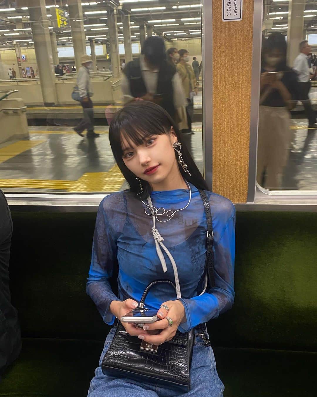 椎名伊織さんのインスタグラム写真 - (椎名伊織Instagram)「🎧𓈒 𓂂𓏸💙  パキッとした青がどストライク。  @uenui.official   #uenui #ウニュイ #韓国ファッション #韓国コーデ #モード」5月29日 21時15分 - iori_2038