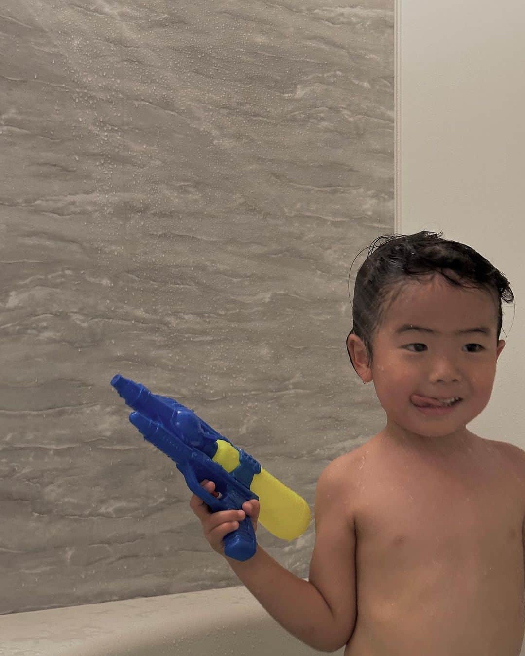suzuka noseさんのインスタグラム写真 - (suzuka noseInstagram)「. @mirable_family   毎日使うものだから少しでも「優しい」ものを 毎日使うものだから少しでも「使いやすい」ものを 家族のためにそんなふうに選んでいけたらと思うのです。  3種類の水流と一時止水ボタンは ひなたとお風呂に入るときに便利で 金属アレルギーに着目した樹脂設計も嬉しいポイント◎  'お肌の弱かった娘を想う気持ち' から生まれた「水と空気だけの技術」。 家具や家電に少しの優しさが加わると 日々の生活がとても温かくなるね。  #サイエンス #ミラブルzero #ミラブルゼロ #mirablezero #ミラブル #mirable #ウルトラファインバブル #塩素低減 #ファインバブルシャワー #ミラブルシャワー」5月29日 21時15分 - suzukatochimoto