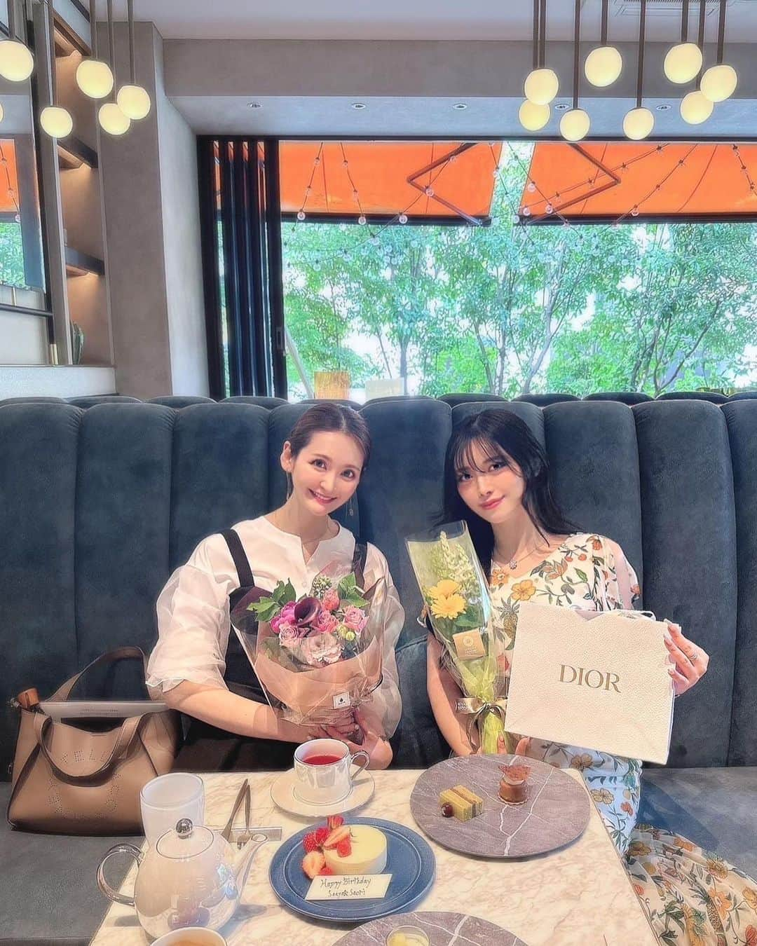 藤後 沙織 とうごさおりさんのインスタグラム写真 - (藤後 沙織 とうごさおりInstagram)「W birthday♡  同じ5月生まれの @saaya_love と🥂 素敵すぎる花束を用意してくれました💐 シャクヤクが入ってるの嬉しすぎる🥹大好き、シャクヤク♡  さあやちゃんとは神戸の時からのお友達っていうのもあって話がつきない🫶  美しいから美容情報たくさん教えてもらっております。 美容情報は美女から聞くのが一番🤝  お店もほんっとに可愛かった…！ そして美味しかったのでまた必ず行きたい♥︎ （下のおすしやさんも気になる🥹）  すてきな一年にしようね🫶  #wbd#wbirthday #bd#mybd #お誕生日#お誕生日お祝い #表参道#表参道ランチ #青山#青山ランチ#表参道グルメ#表参道カフェ#青山カフェ#青山グルメ#5月生まれ #花束#ブーケ#bouquet#シャクヤク#芍薬#peony#ピオニー#gentledining #ジェントルダイニング」5月29日 21時16分 - saori_togo