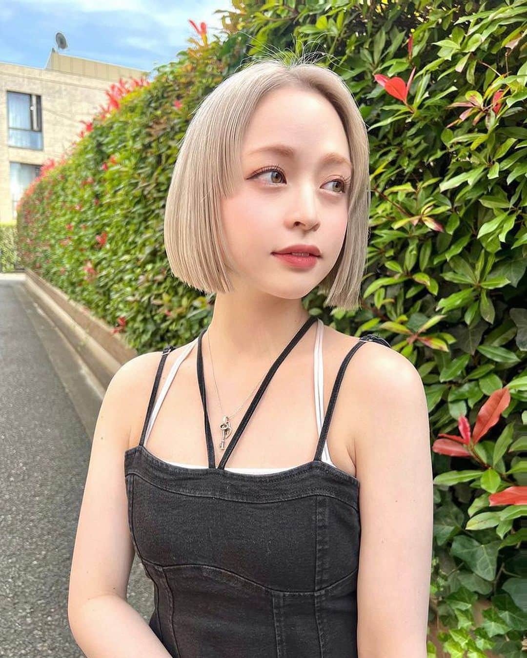 じゅりのインスタグラム：「🧸🤍  土曜日にカラーとカットしてきた💇‍♀️ˎˊ˗ @momo_fjnm さんいつもありがとうございます🥹💞 めちゃくちゃ可愛いホワイトベージュにしてもらった🤍  #ハイトーン #ハイトーンボブ #ベージュ #ホワイトブロンド #ホワイトベージュ #ボブ #ミニボブ」