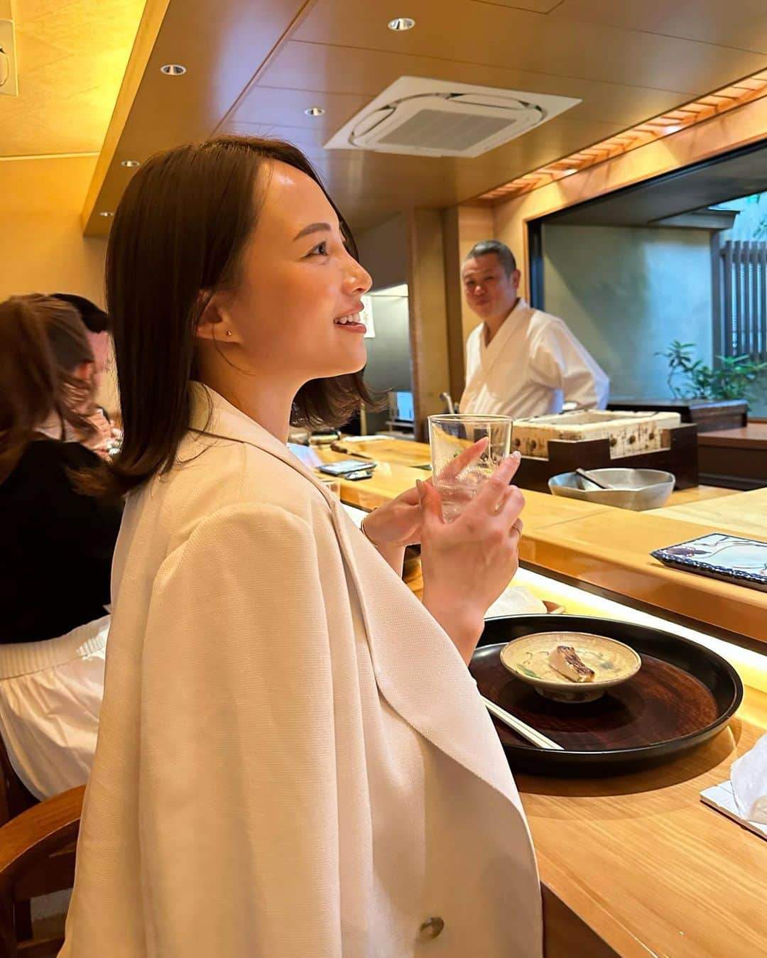 左近鈴乃さんのインスタグラム写真 - (左近鈴乃Instagram)「. ビールも日本酒もハイボールも いただいて幸せやった〜😮‍💨🍶♡  あれっ？私大将に微笑まれてた？☺️笑  #一心鮨 #一心鮨光洋 #宮崎グルメ」5月29日 21時30分 - suzuno_sakon