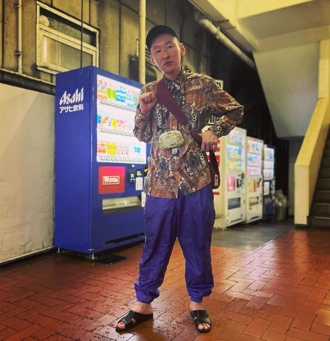 市川刺身さんのインスタグラム写真 - (市川刺身Instagram)「今日の服装。 朝イチ仕事終えてネタ作り。 6/17.新ネタワンマンに向けて。  半袖Tシャツに思い入れのある柄シャツ不安だったけど気温過ごしやすくてセーフ。 雨の日はシャカシャカですよねSSKのシャカシャカ。 黒の便所サンダル無駄づくりの黒の帽子金のがま口に和田さんと岸さんに買ってもらったyorozuのバッグは僕の宝物。  無限大にこもってネタ作り終えてカニチャーハン食べて雨だから屋根のある所を探して携帯置いて撮りました。 明日は明るい時間に明日は明るい時間に。 屋根ありがとう。  #今日着た服 #ファッション #古着 #蟹 #チャーハン #屋根」5月29日 21時30分 - soitsudoitsu