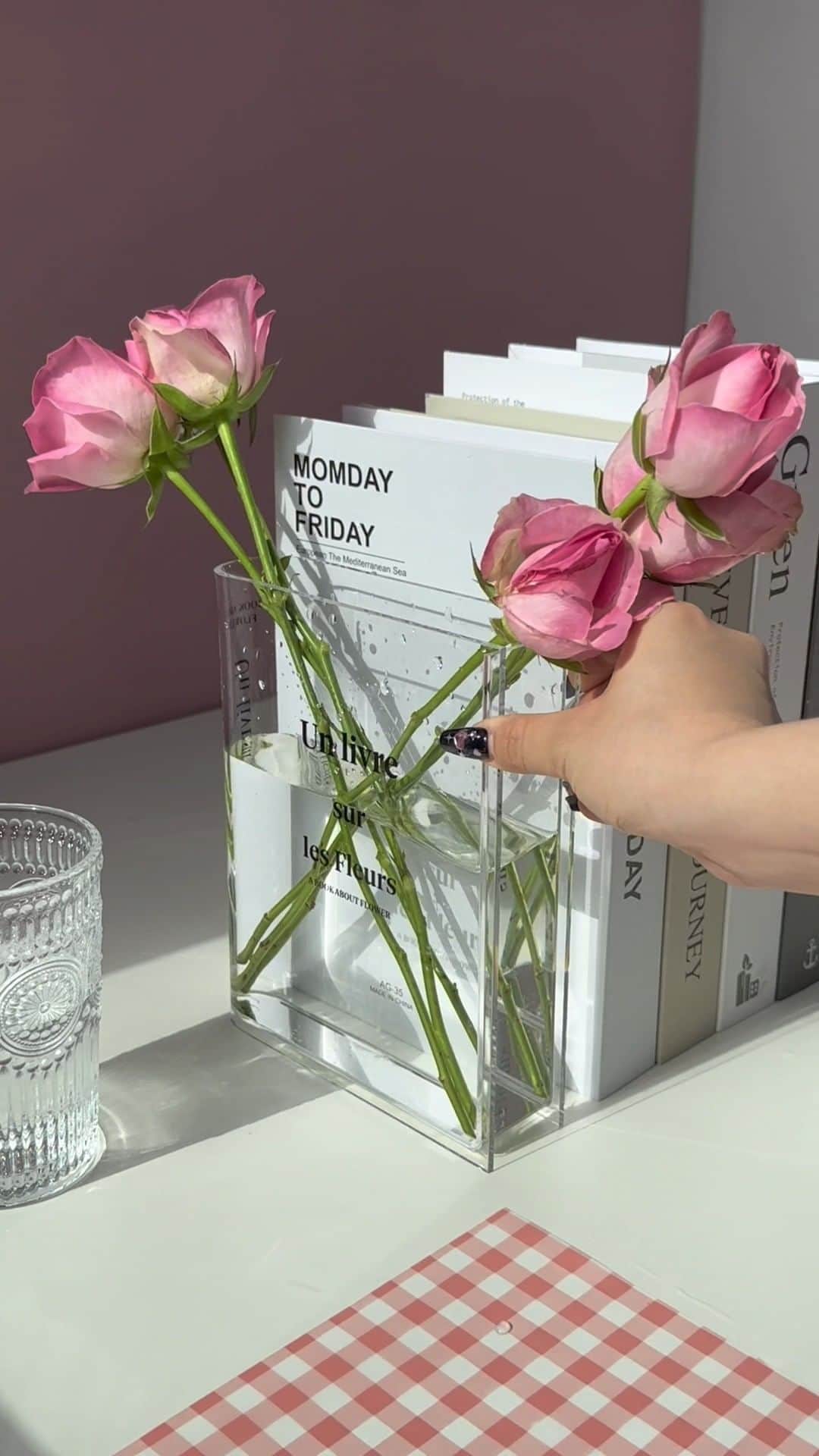SHEINのインスタグラム：「Our book-shaped flower vase is a real page turner 📖💐 Like we always say, don't judge a vase by it's cover 😉  🔎14606410  #SHEIN #SHEINforAll #SHEINstyle #fashion #chic #saveinstyle」