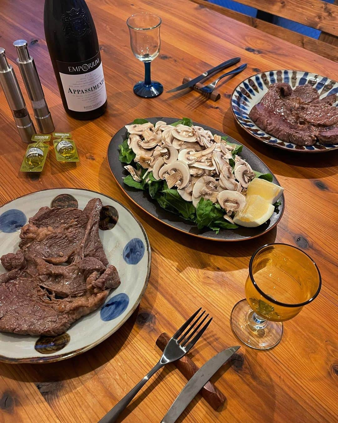 吉野千穂さんのインスタグラム写真 - (吉野千穂Instagram)「千穂飯🌿 ステーキとサラダだけ！！ というワイルドな夕飯だった日曜日。  (🥩:👨🏼‍🦱400g👩🏻300g)  そして、一目惚れで買った やちむんのグラス🫧  写真だとかわいさ伝わり切らなくて くやしいぃぃ…！ #奥原硝子製造所  #ステーキ#ステーキディナー#牛肩ロース#マッシュルーム#マッシュルームサラダ#やちむん#沖縄#琉球グラス#琉球ガラス#ワインに合う料理 #千穂飯#おうちごはん#おうち居酒屋#おつまみ#おつまみレシピ#家飲み#家飲みおつまみ#千穂飯おつまみ#管理栄養士#フードスタイリスト」5月29日 21時31分 - chiho_yoshino