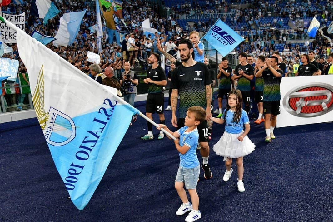 ルイス・アルベルトさんのインスタグラム写真 - (ルイス・アルベルトInstagram)「Ieri è stata una festa, siamo in Champions e abbiamo salutato una leggenda della Lazio come Stefan, ma per me è stato difficile a livello personale per quanto accaduto al mio amico Sergio Rico a cui va il mio pensiero e tutto il mio sostegno 🙏🏼 Grazie a tutti per il vostro supporto, è stato bello poter festeggiare con voi.  #AnimoSergio」5月29日 21時23分 - 10_luisalberto