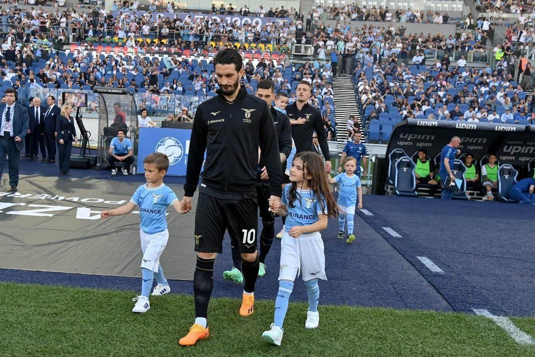 ルイス・アルベルトさんのインスタグラム写真 - (ルイス・アルベルトInstagram)「Ieri è stata una festa, siamo in Champions e abbiamo salutato una leggenda della Lazio come Stefan, ma per me è stato difficile a livello personale per quanto accaduto al mio amico Sergio Rico a cui va il mio pensiero e tutto il mio sostegno 🙏🏼 Grazie a tutti per il vostro supporto, è stato bello poter festeggiare con voi.  #AnimoSergio」5月29日 21時23分 - 10_luisalberto