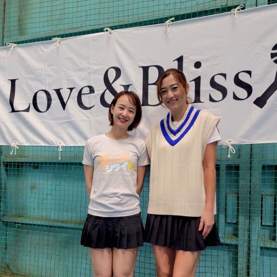 美濃越舞のインスタグラム：「ラブリスのイベントを行いました😊  交流会やオリジナルTシャツの制作等、初の試みが多かったですが、楽しんでいただけていたら嬉しいなと思います🤍  ご参加いただいた皆さま、ありがとうございました☺️✨  今後もテニス界に貢献していけるとを考えながら取り組んでいきたいと思っていますので、 @loveandblisstennis の応援よろしくお願いします✨  #テニス #tennis #テニスウエア #网球 #테니스 #テニス女子 #テニスイベント #テニスコーデ#テニスクリニック #千葉県 #柏 #船橋 #loveandbliss #ラブリス」