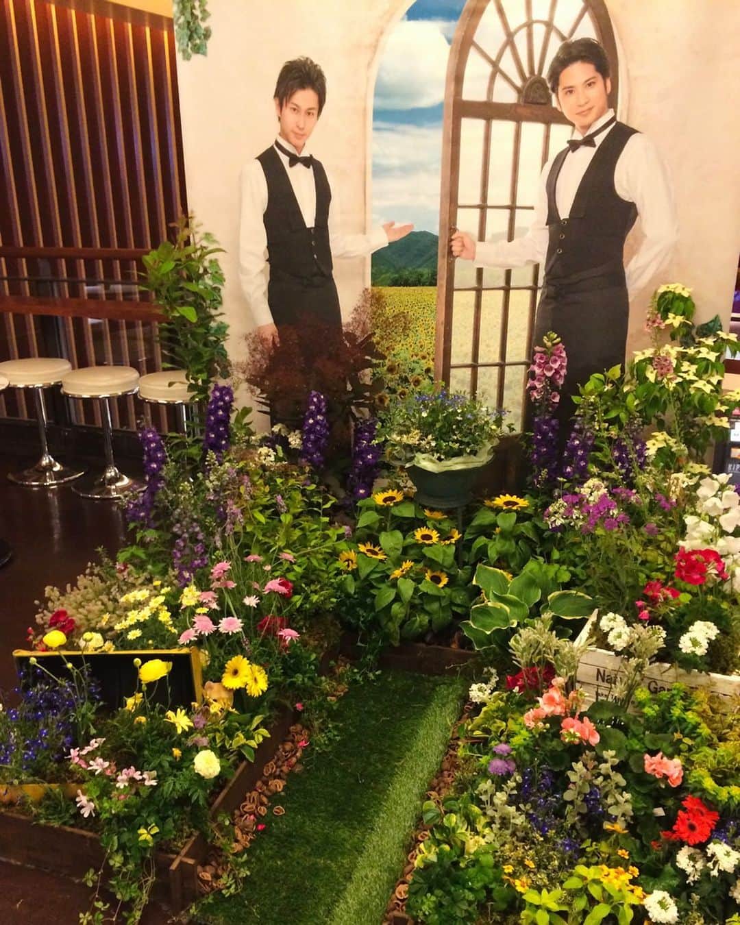 三上真史のインスタグラム：「たっきー、誕生日おめでとう #本出したから読んでみてな #ヒント41の原点は新宿バルト9さんでのMeeTカフェ装飾だから #ありがとう」
