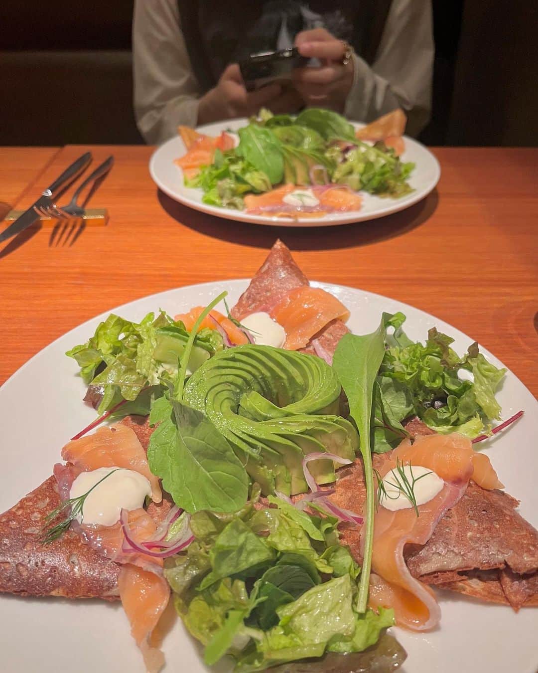 のインスタグラム：「* 大好きで憧れの先輩とランチしたとある日…🍽️ ガレット美味しかったぁぁ🥹🥑  さぁ、だ〜れだ？  #ガレット #クレープ #yummy」