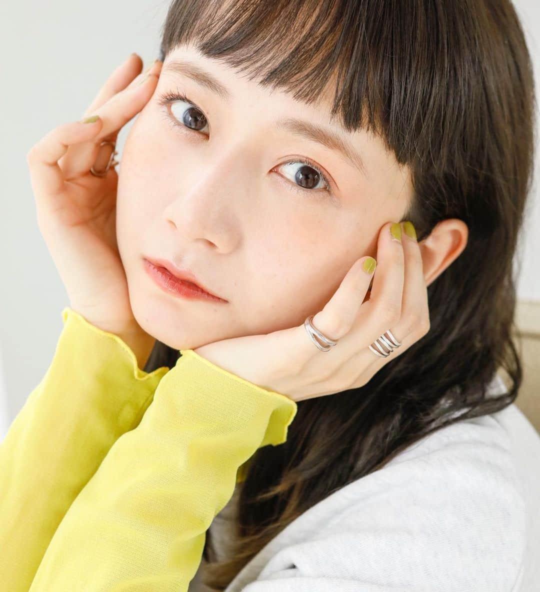 merのインスタグラム：「＼5月のビューティ特集／ 夏のスイッチ&最新メイク  今回は、merモデル・三戸なつめちゃん の最新メイクをお届け🌷  毛穴レスなマシュマロ肌を作りたい人は必見𖠶𖠶 ✔︎  アイテムとメイクの詳細は、merwebをぜひチェックしてみて😘」