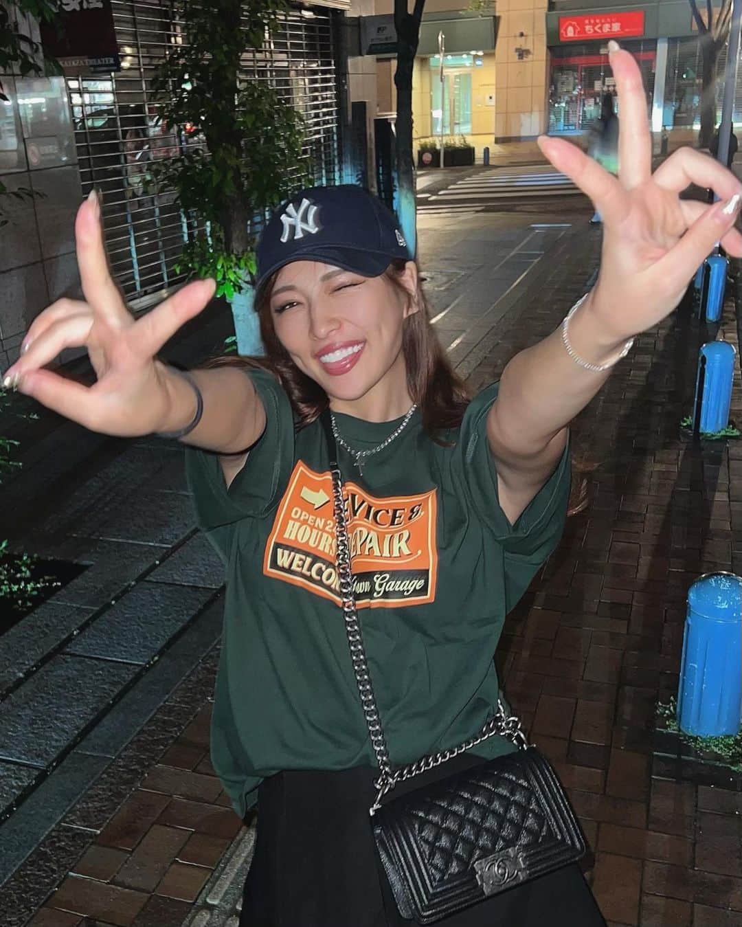  りさぶーのインスタグラム：「友達の子供に反抗期が来たら みんなして私の所送りつけてくるらしいので 私の30代は独身であろうと自動的にヤンキー収容所の女将をします . #ドラケンの名言ばっかり使ってそ笑 #格闘技はじめてみませんかのスカウト付き #昔ほどのヤンキー見かけなくて寂しい自分もいる笑 . 先月今月の福岡まとめショットﾄﾞｰｰｰｰｰﾝ🥢🍜」
