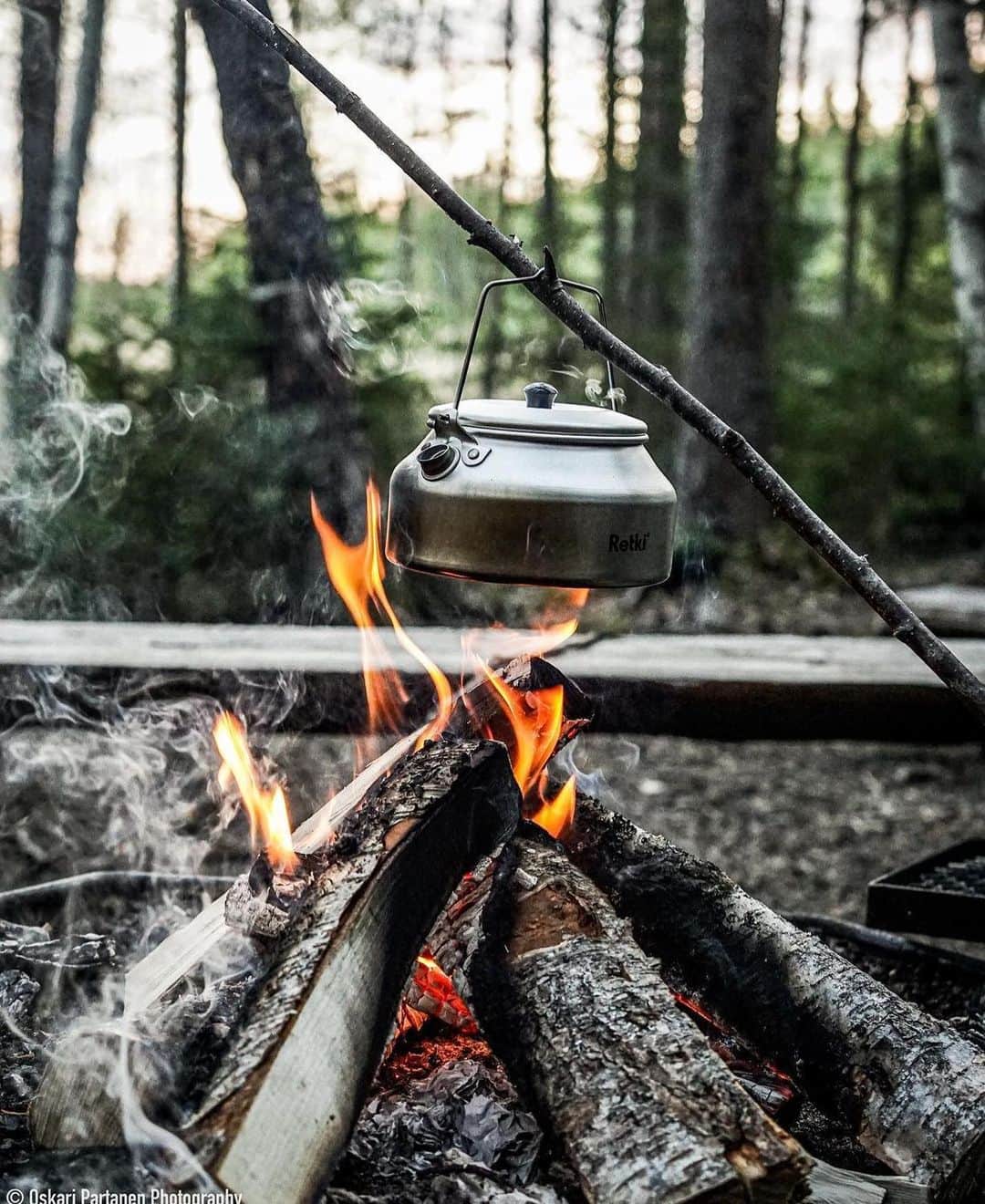 フィンランド政府観光局さんのインスタグラム写真 - (フィンランド政府観光局Instagram)「キャンプファイヤーの定番のコーヒーは、ヤカンに水ってコーヒーを入れて作るものです。☕️自然に囲まれて飲むコーヒーは最高です。😌 ． 📸 @oskari.photos Kiitos! 🙏  #visitfinland #ourfinland #visitfinlandjp #finland #北欧旅行 #travelgram #フィンランド #フィンランド政府観光局 #北欧 #travel #instatravel #travel #travelgram #travelling #traveler #旅したくなるフォト #旅行 #旅 #海外旅行 #travelphotography  #旅行大好き #旅行好き #旅スタグラム #旅好き #ヨーロッパ旅行 #旅に出たい #トラベル #キャンプファイヤー #アウトドア #コーヒー」5月29日 21時48分 - visitfinlandjapan