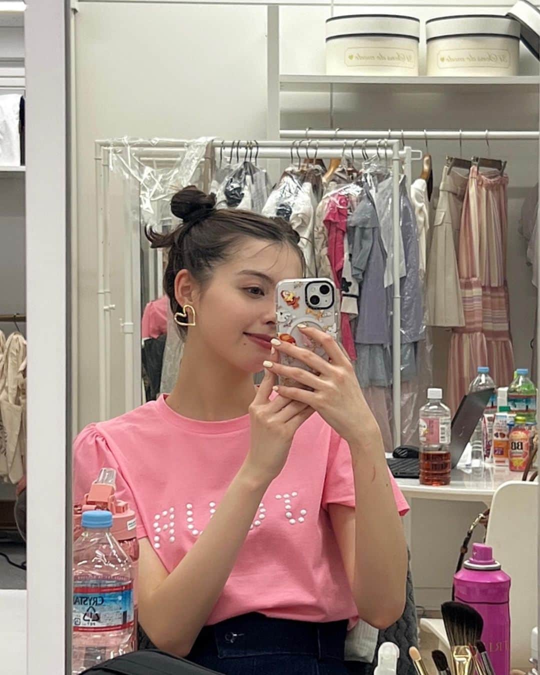 マイヤーズ江玲奈のインスタグラム：「お団子🐻🩷 推し活Tシャツ、普段使いもできそう！  #トランテアンソンドゥモード #31sonsdemode #ヘアアレンジ #ツインお団子 #お団子アレンジ #ヘアアレンジ #推し活 #推し活グッズ #推し活女子 #推し活コーデ #骨格ウェーブ #tシャツコーデ #カラーtシャツ #推し色コーデ #推し色」