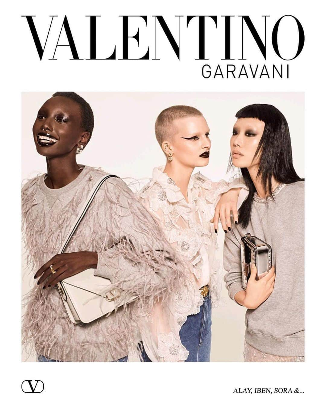 ソラ・チョイのインスタグラム：「@maisonvalentino 2023 campaign 🖤」