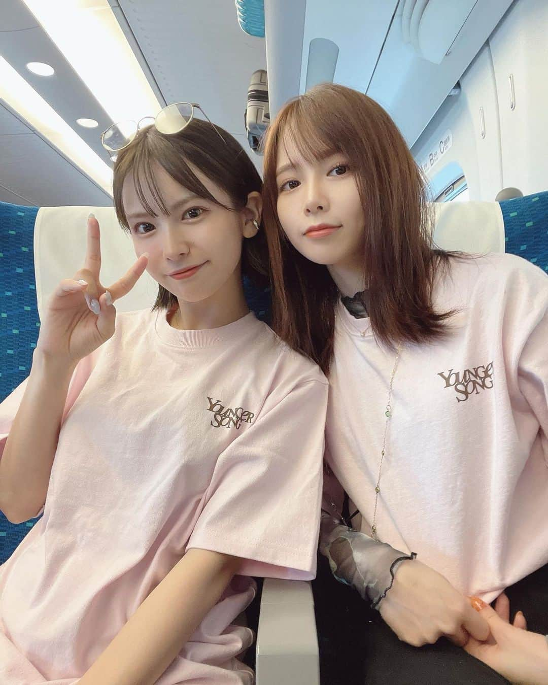 木下ひなこさんのインスタグラム写真 - (木下ひなこInstagram)「👭🩷🚄  大阪京都旅行の写真あと残り2投稿分かな🥹 楽しかった思い出を 共有させてくれてありがとう🫶💕  新幹線でも写真撮ったり お話ししたり楽しくて眠らなかった🤣 ((帰りは目瞑った瞬間 2人で爆睡だったなぁ🥹))  #シミラールック#お揃い#双子コーデ#新幹線#女子旅#大阪#京都」5月29日 21時42分 - hinako_0525